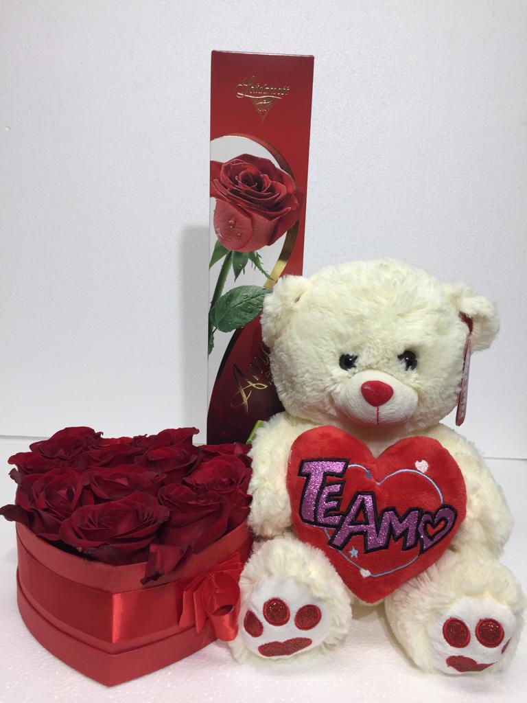 12 Rosas en Caja Corazn, Bombones 116 Grs y Peluche con corazn 30cm